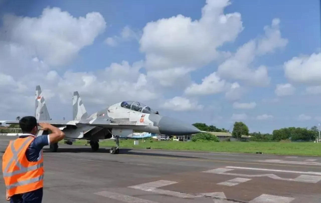 VIRAL! PESAWAT TEMPUR SUKHOI TERGELINCIR DI LANUD SULTAN HASANUDDIN — News